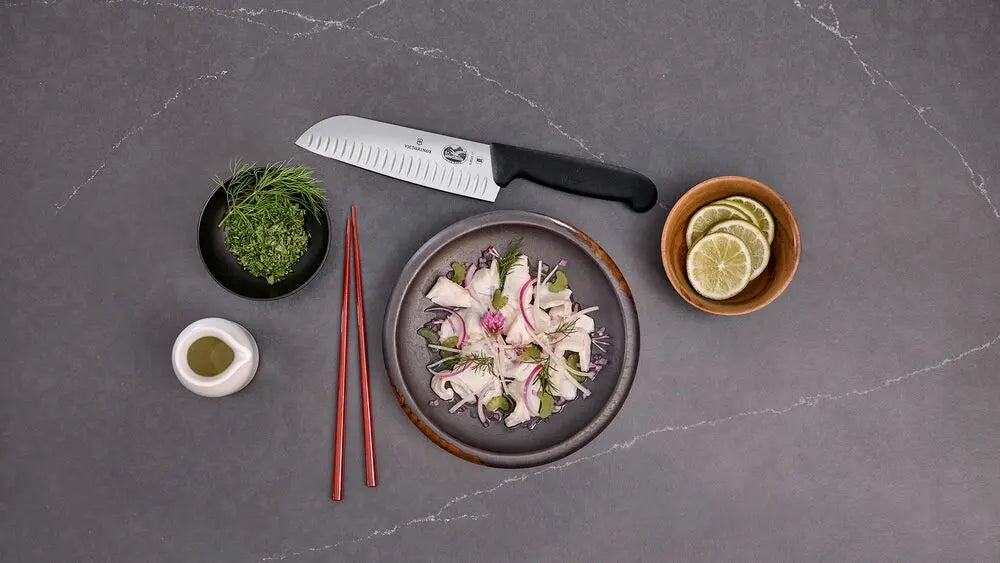 Victorinox Fibrox Santokumesser 17 cm – Profi-Küchenmesser mit Kullenschliff Victorinox