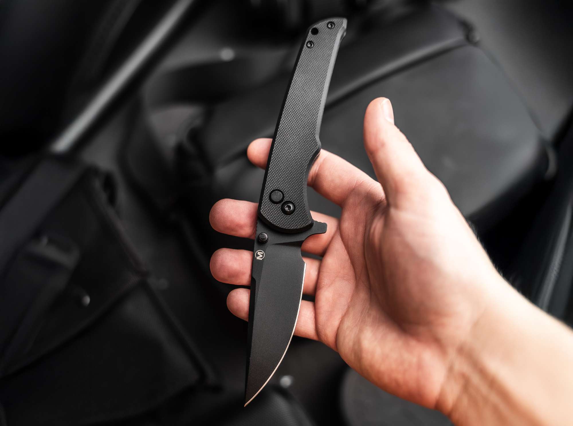 Böker Magnum Blackjay Taschenmesser – 440A Stahl, Button Lock, Flipper, G10 Griff – EDC-Messer in Schwarz