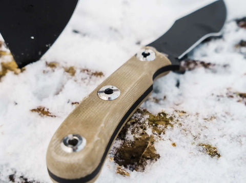 Böker Plus Micro Tracker 2.0 – Kompaktes Bushcraft- und Outdoor-Messer aus 1095 Stahl mit Micarta-Griff & Kydexscheide Böker Plus