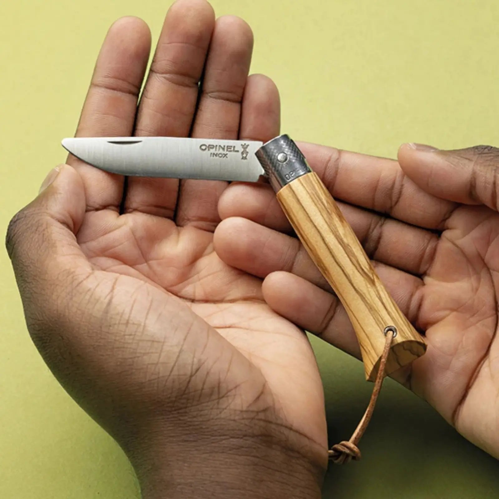 Opinel néo6 Opiflex Taschenmesser Olivenholz – 7 cm Klinge, Made in France Opinel