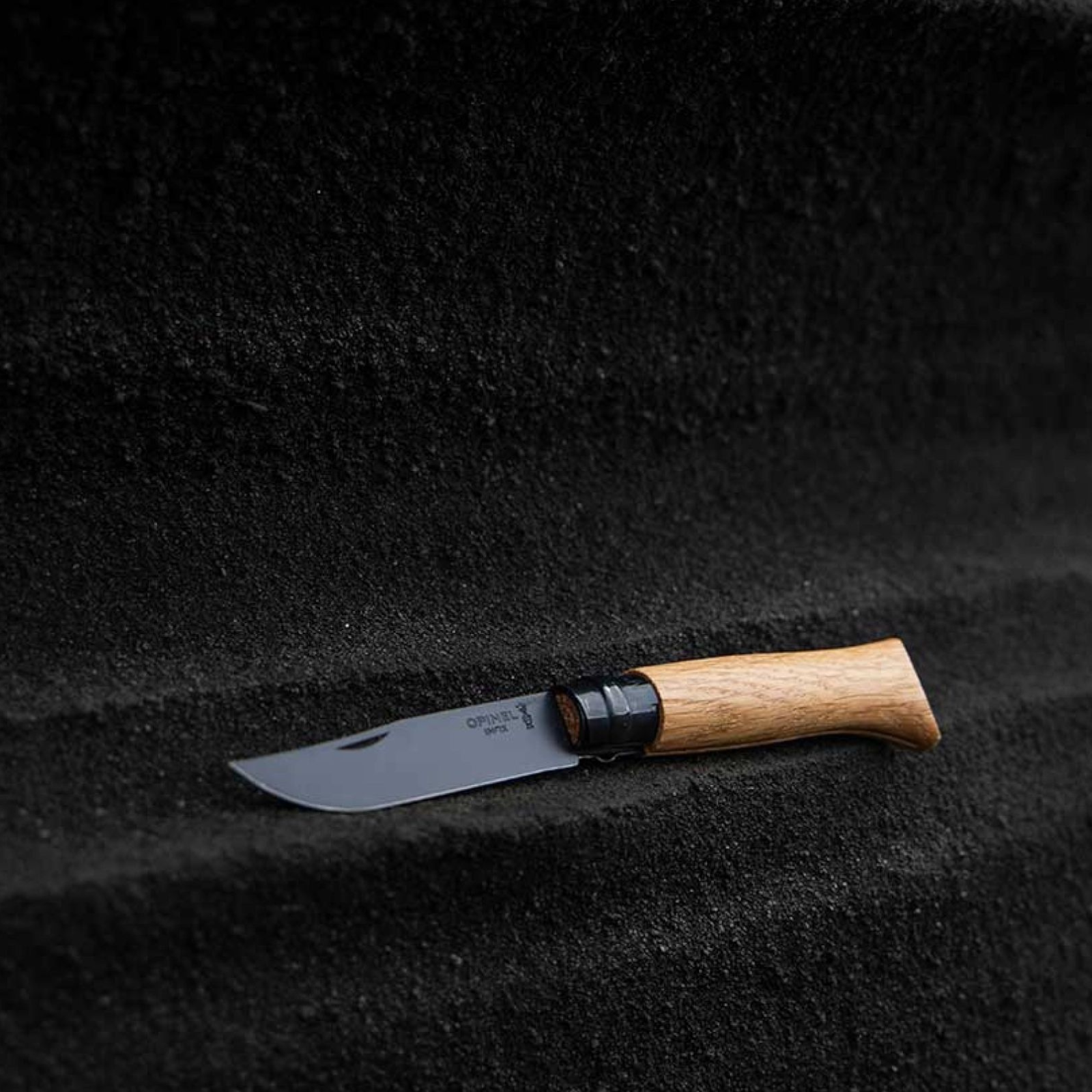 Opinel N°08 Eiche Black – Edles Taschenmesser mit schwarzer PVD-Klinge & Griff aus französischer Eiche Opinel
