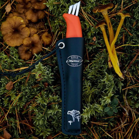 Marttiini Pilzmesser Ruska – Edelstahlklinge, roter Griff, Nylonbürste & Lederscheide