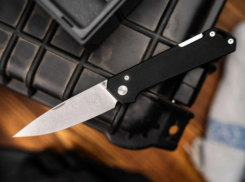 Böker Kihon Bifold G10 Black – Niolox-Klinge mit Nagelhau im Detail