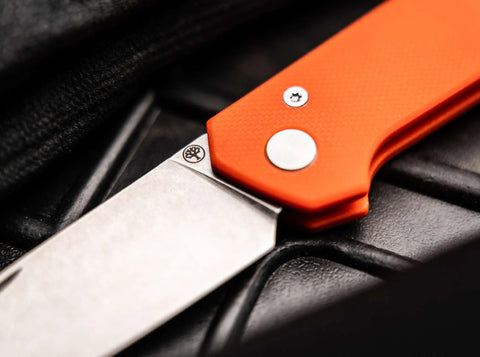Böker Kihon Bifold G10 Orange – Klinge halb geöffnet mit Nagelhau