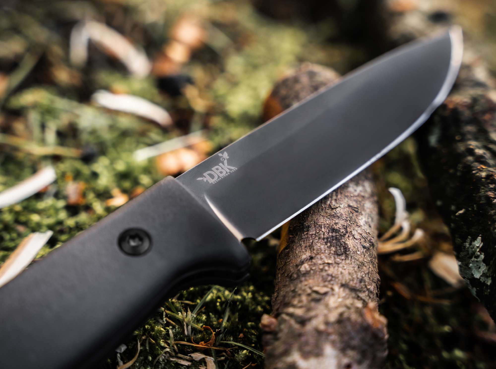 Böker DBK Bushfriend 2000 Allblack – Robustes Bushcraft Messer mit 80CrV2-Klinge & Richlite-Griff