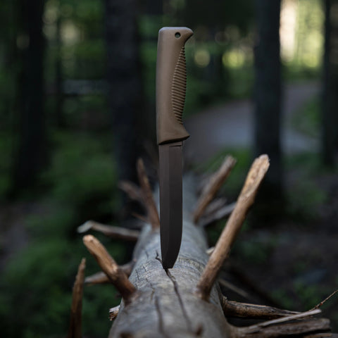 Peltonen M95 Ranger Sissipuukko Coyote – Survivalmesser mit PTFE-Klinge und Kunststoffscheide