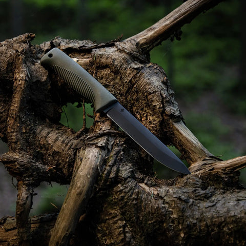 Peltonen M95 Ranger Sissipuukko OD Green – Survivalmesser mit Cerakote-Klinge und Kunststoffscheide