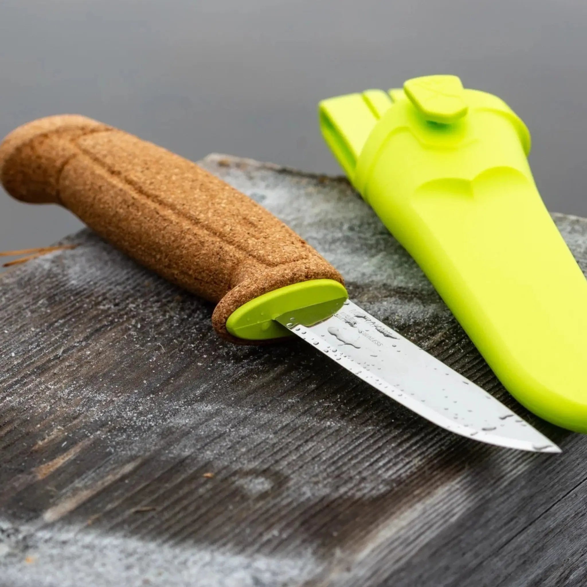 Morakniv Floating Knife (S) Lime Green – 9,7 cm Klinge aus rostfreiem 12C27 mit Fingerschutz