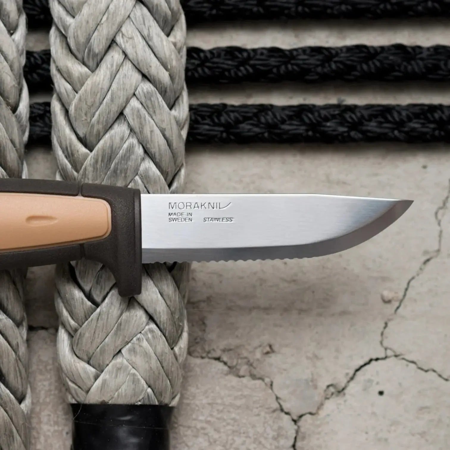 Morakniv Pro Rope SRT (S) mit Blick auf die gezahnte 12C27-Klinge
