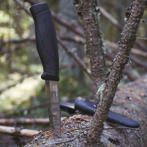 Morakniv Companion HeavyDuty (S) Schwarz zusammen mit der Gürtelscheide