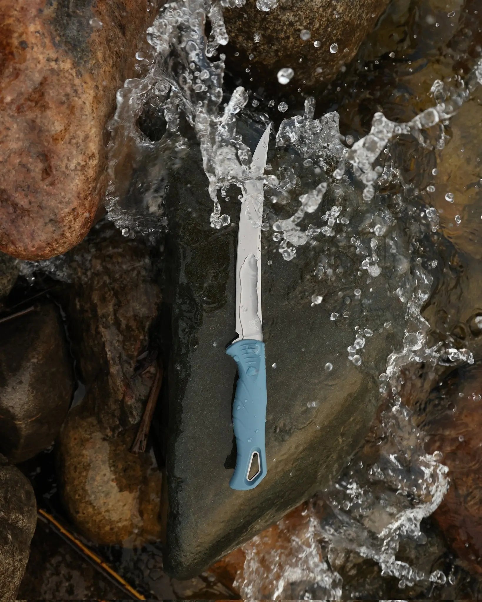Benchmade 18020 Fishcrafter 9” – MagnaCut Filetiermesser, Blue Santoprene Griff Benchmade