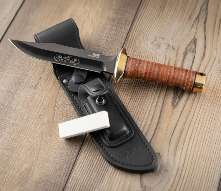 SOG 40th Anniversary Bowie – Lifestyle-Aufnahme mit Detail des Sammlermessers