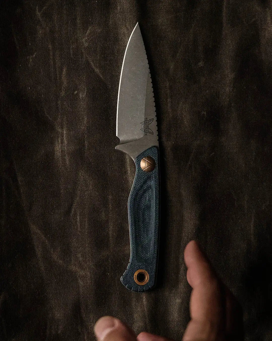 Benchmade 203-04 Dacian Stonewash – MagnaCut Fixed Blade mit Denim Micarta & Lederscheide Benchmade