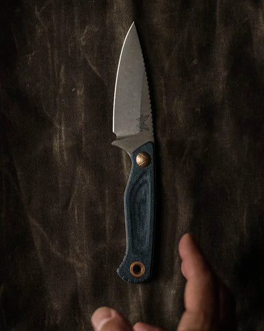 Benchmade 203-04 Dacian Stonewash – MagnaCut Fixed Blade mit Denim Micarta & Lederscheide Benchmade