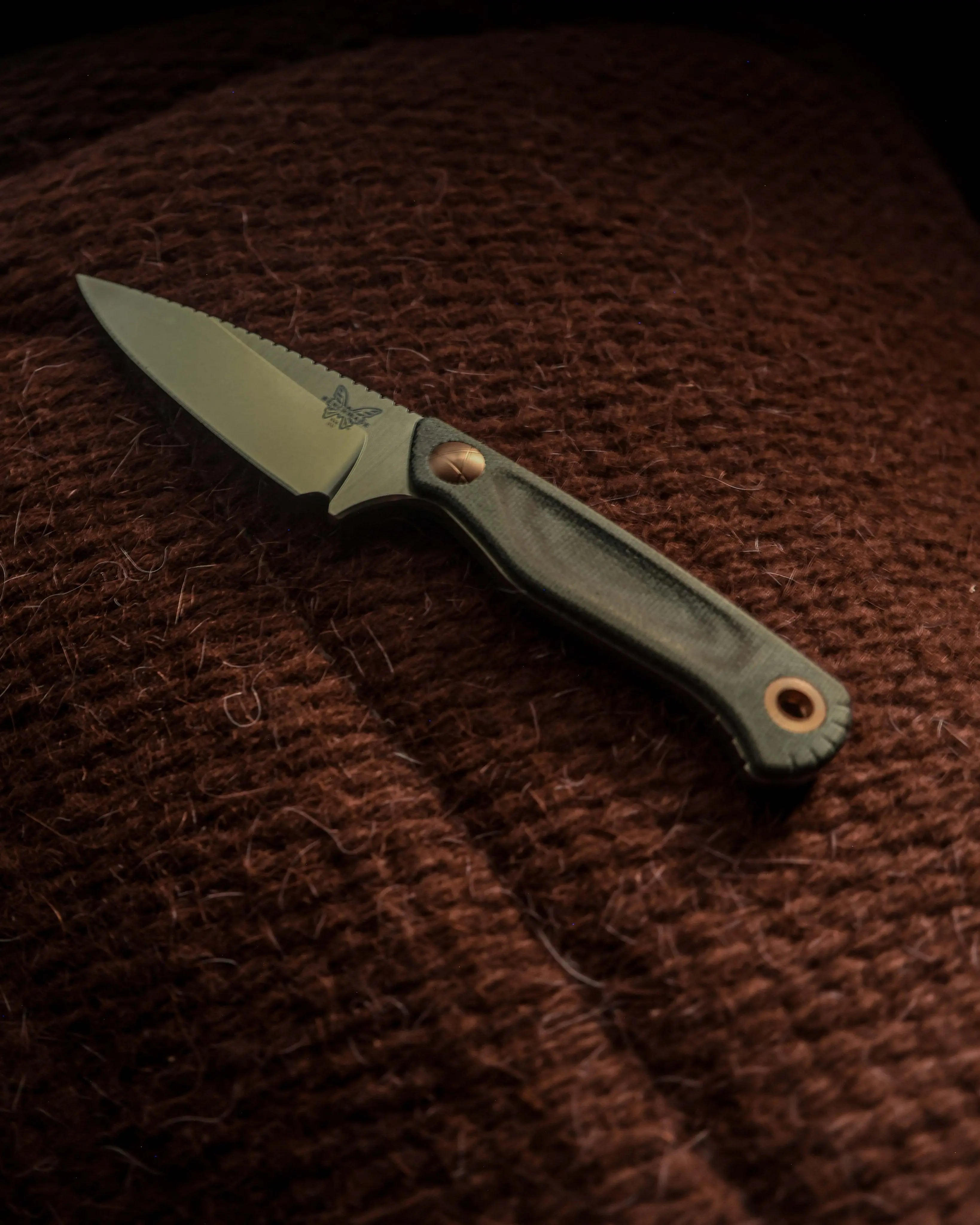 Benchmade 203-04 Dacian Stonewash – MagnaCut Fixed Blade mit Denim Micarta & Lederscheide Benchmade