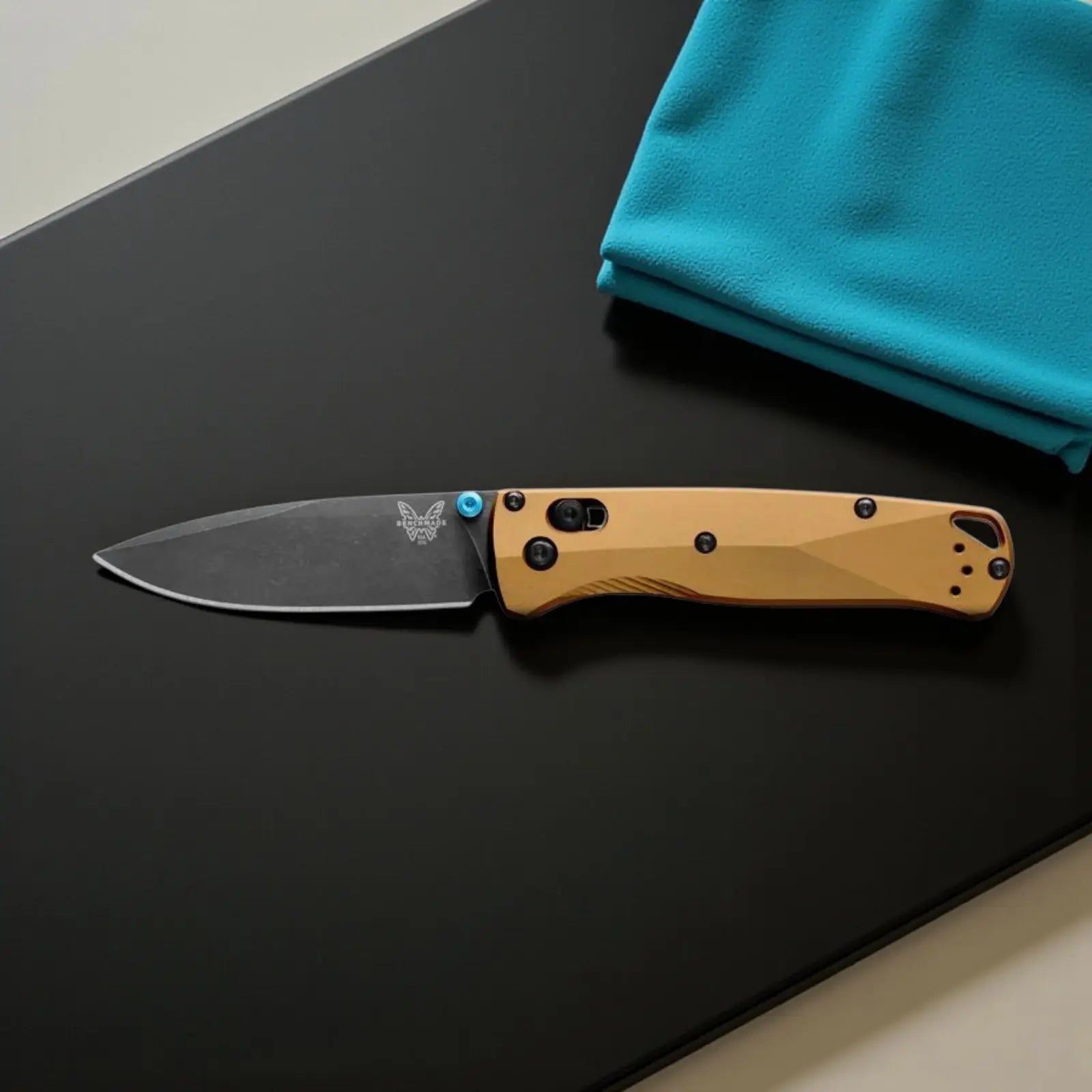 Benchmade 535BK-07 Bugout – Burnt Brass Aluminium, M390, AXIS Lock Benchmade