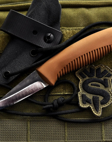 Peltonen Pikkusissi M23 Coyote – Neck Knife mit Kydexscheide