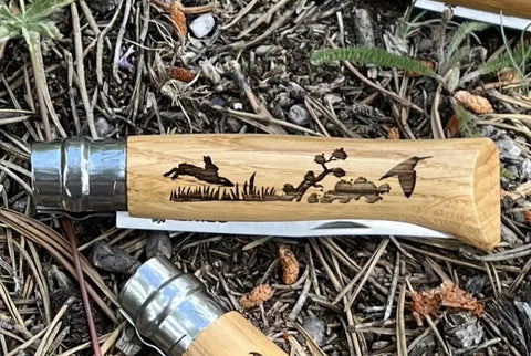 Opinel N°08 Animalia Hase – Taschenmesser mit Gravur auf Eichenholzgriff & 8,5 cm Edelstahlklinge Opinel