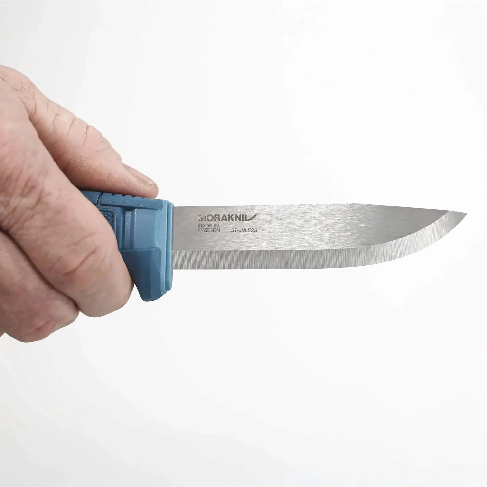 Morakniv Amberg (S) Blue Mountains Outdoormesser im Einsatz in der Hand