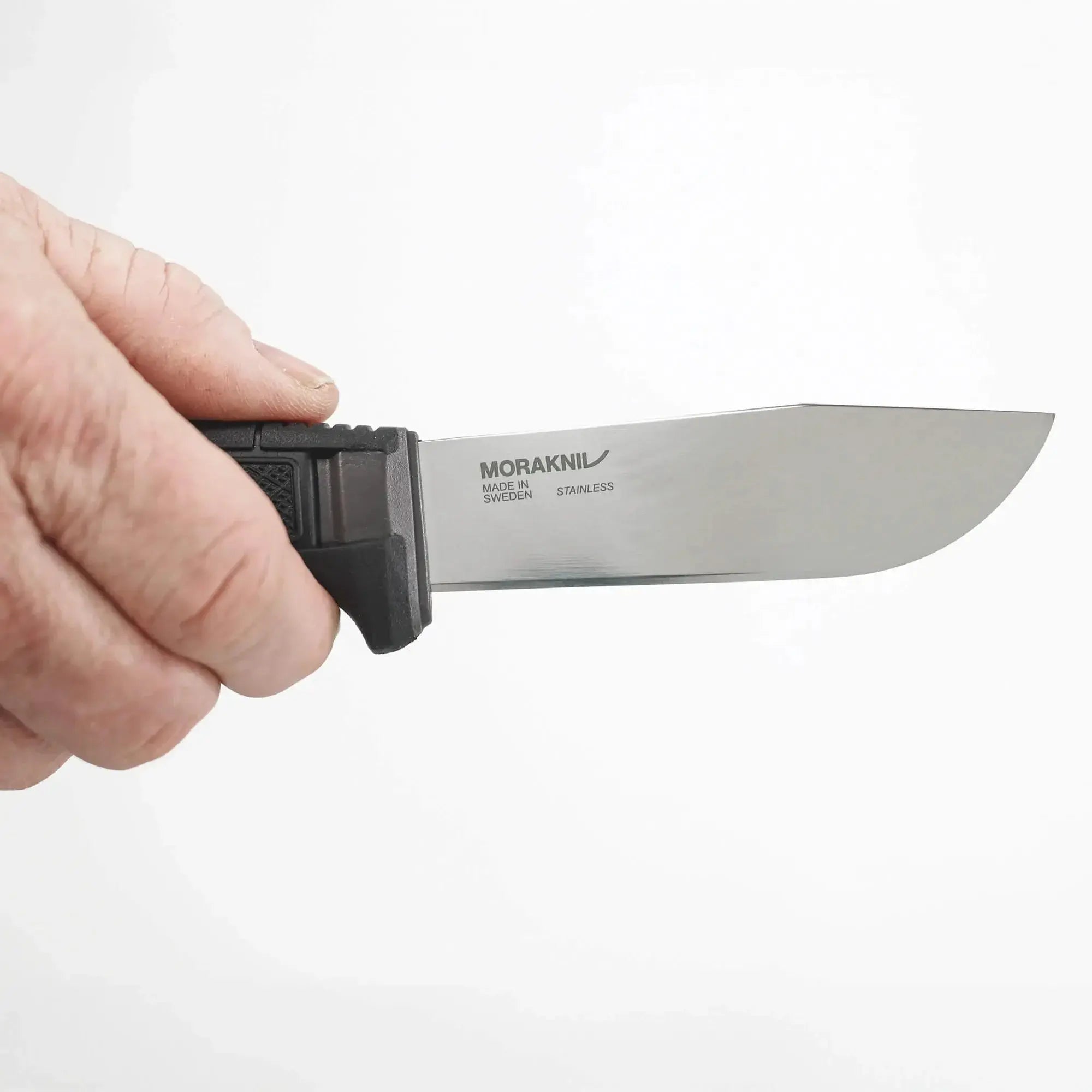 Morakniv Amberg Full Flat (S) Black Skies in der Hand gehalten
