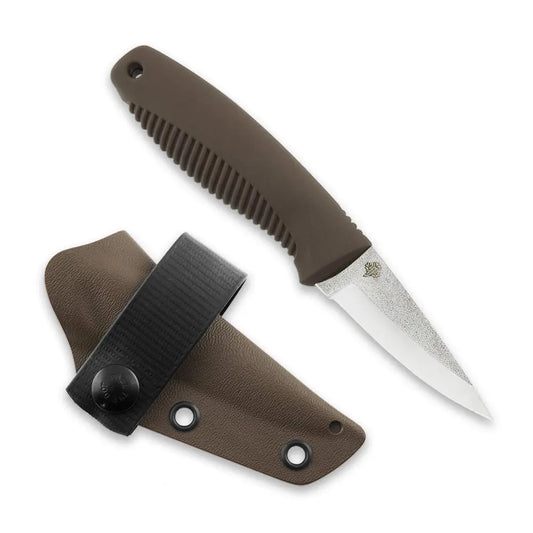Peltonen M23 Ranger Cub N690 Coyote – Gesamtansicht des Neck Knife mit Kydexscheide