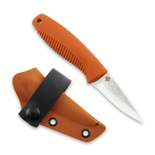 Peltonen M23 Ranger Cub N690 Orange – Gesamtansicht des Neck Knife mit Kydexscheide