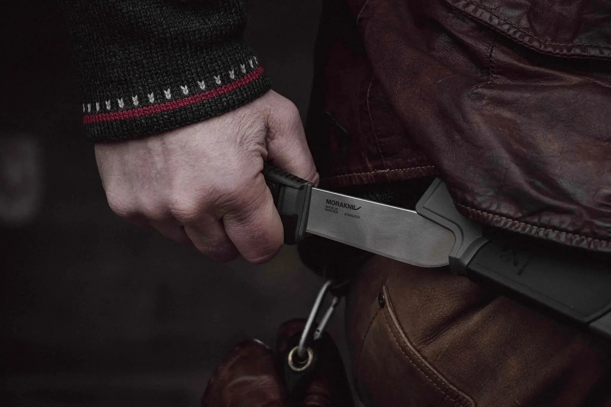 Morakniv Amberg Full Flat (S) im Outdoor-Einsatz beim Bearbeiten von Holz