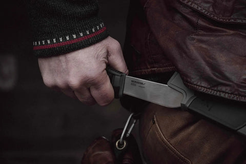 Morakniv Amberg Full Flat (S) im Outdoor-Einsatz beim Bearbeiten von Holz