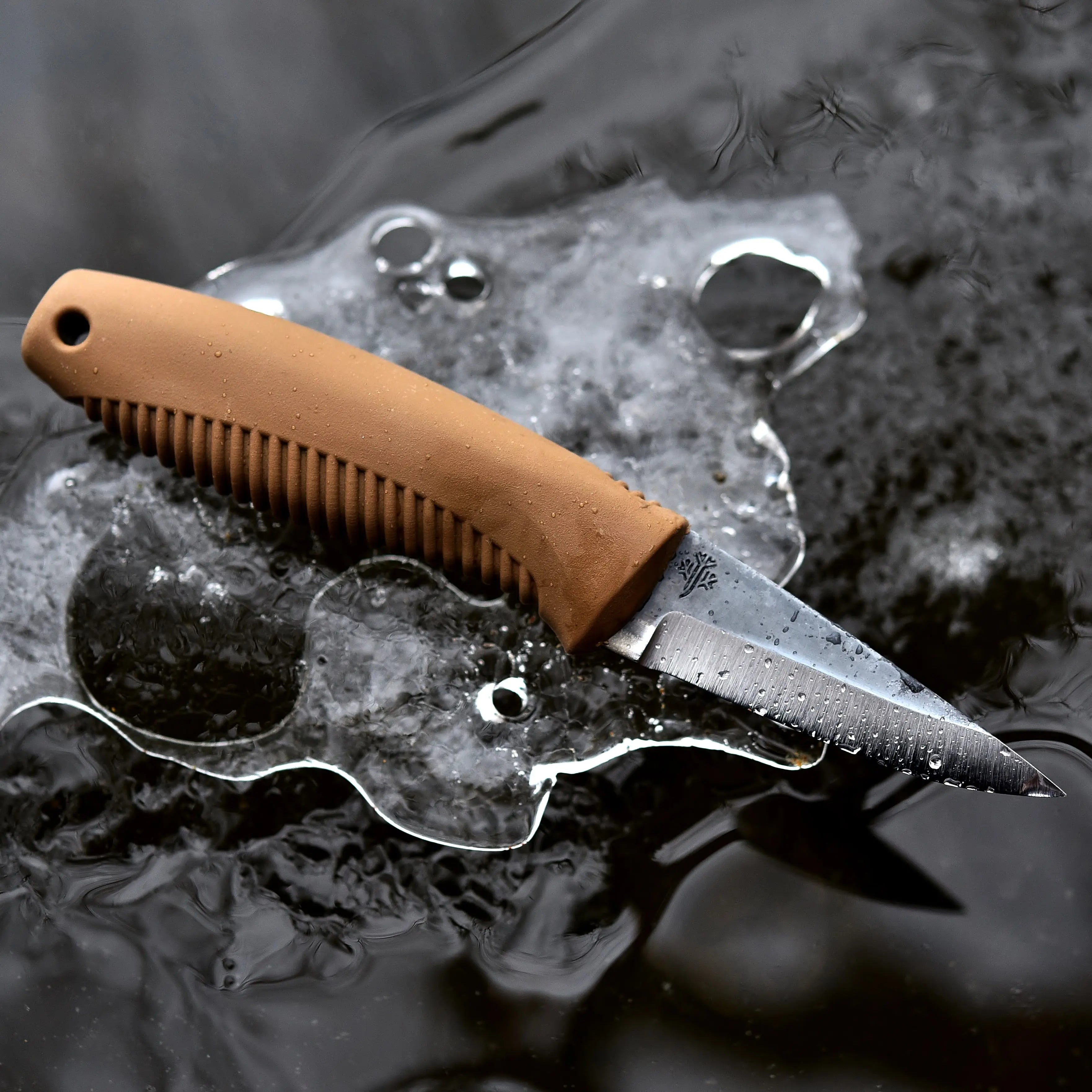 Peltonen Pikkusissi M23 Coyote – Neck Knife mit Kydexscheide