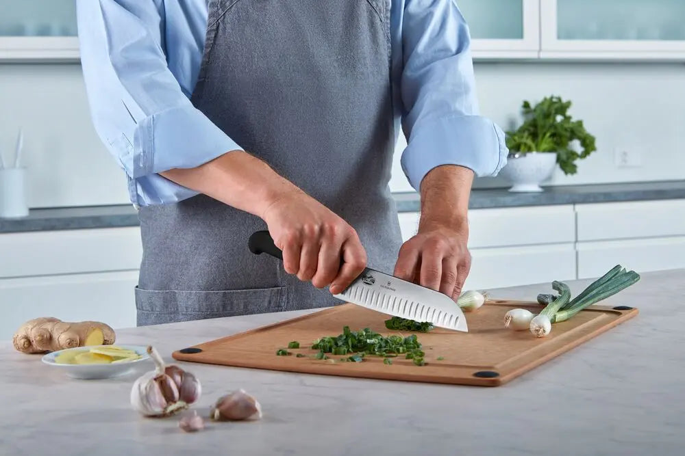 Victorinox Fibrox Santokumesser 17 cm – Profi-Küchenmesser mit Kullenschliff Victorinox