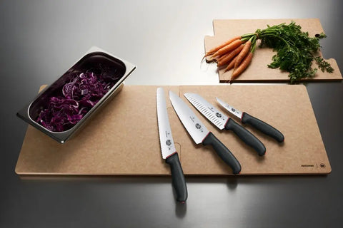 Victorinox Dual Grip Brot- & Konditormesser 26 cm – Wellenschliff mit rutschfestem Griff schwarz/rot Victorinox