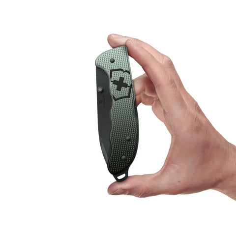 Victorinox Evoke BS Alox 0.9411.DS232 – Größenvergleich in der Hand