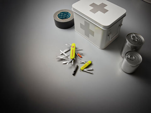 Victorinox Emergency Tool Huntsman Lite – Notfall-Multi-Tool mit LED, Feuerstahl & Trillerpfeife