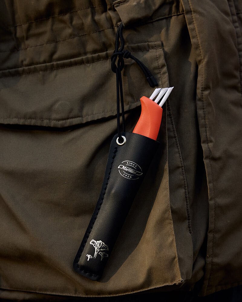 Marttiini Pilzmesser Ruska – Edelstahlklinge, roter Griff, Nylonbürste & Lederscheide