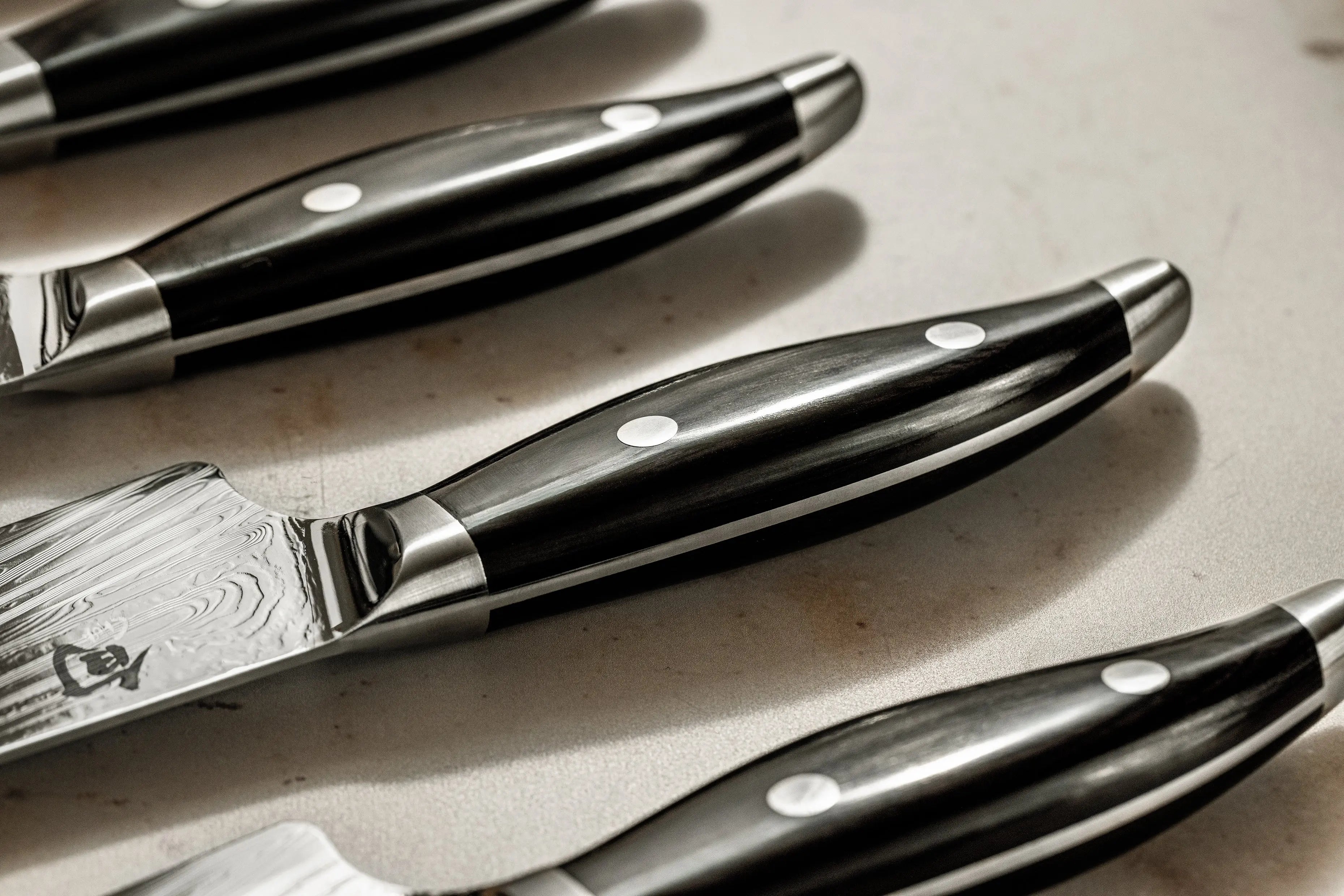 KAI Shun Nagare Black Santoku 18 cm – NDC-0702S | Premium Damastmesser KAI