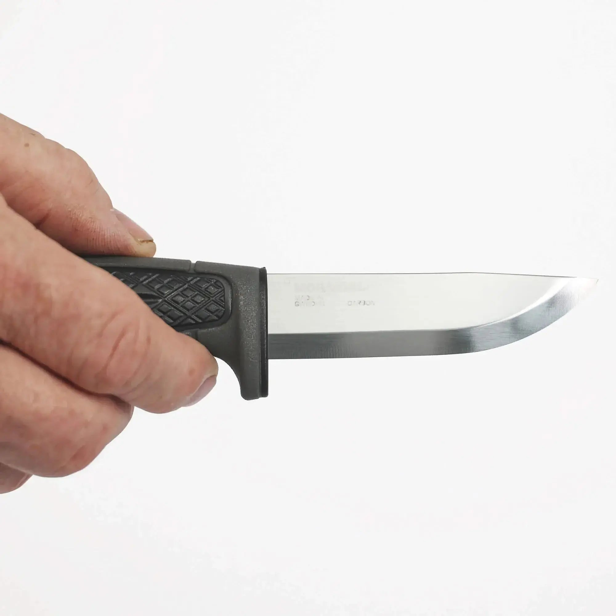 Morakniv Risberg HeavyDuty (C) Black Skies in der Hand gehalten