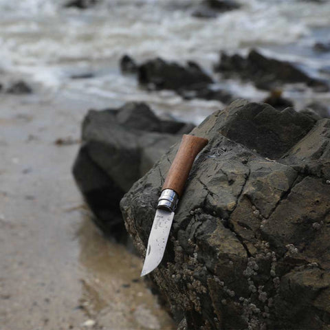 Opinel N°08 Nussholz – Klassisches Taschenmesser mit Edelstahlklinge & Griff aus edlem Nussbaumholz