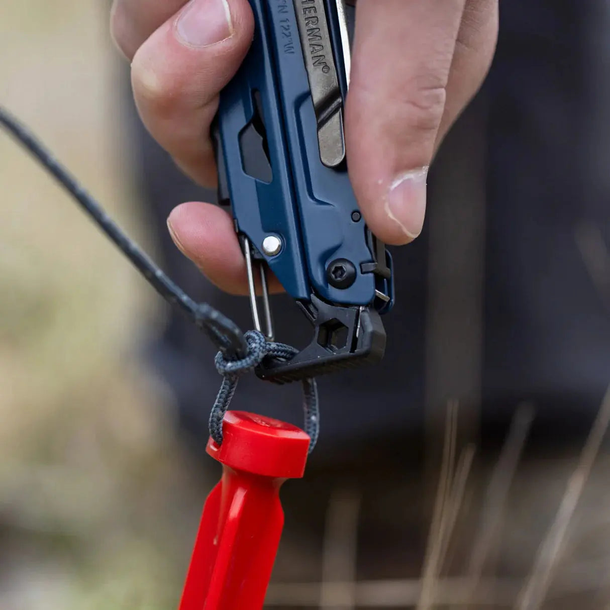 Leatherman Signal® Multi-Tool Nocturnal – Outdoor-Multitool mit 19 Funktionen, Feuerstarter & Signalpfeife Leatherman