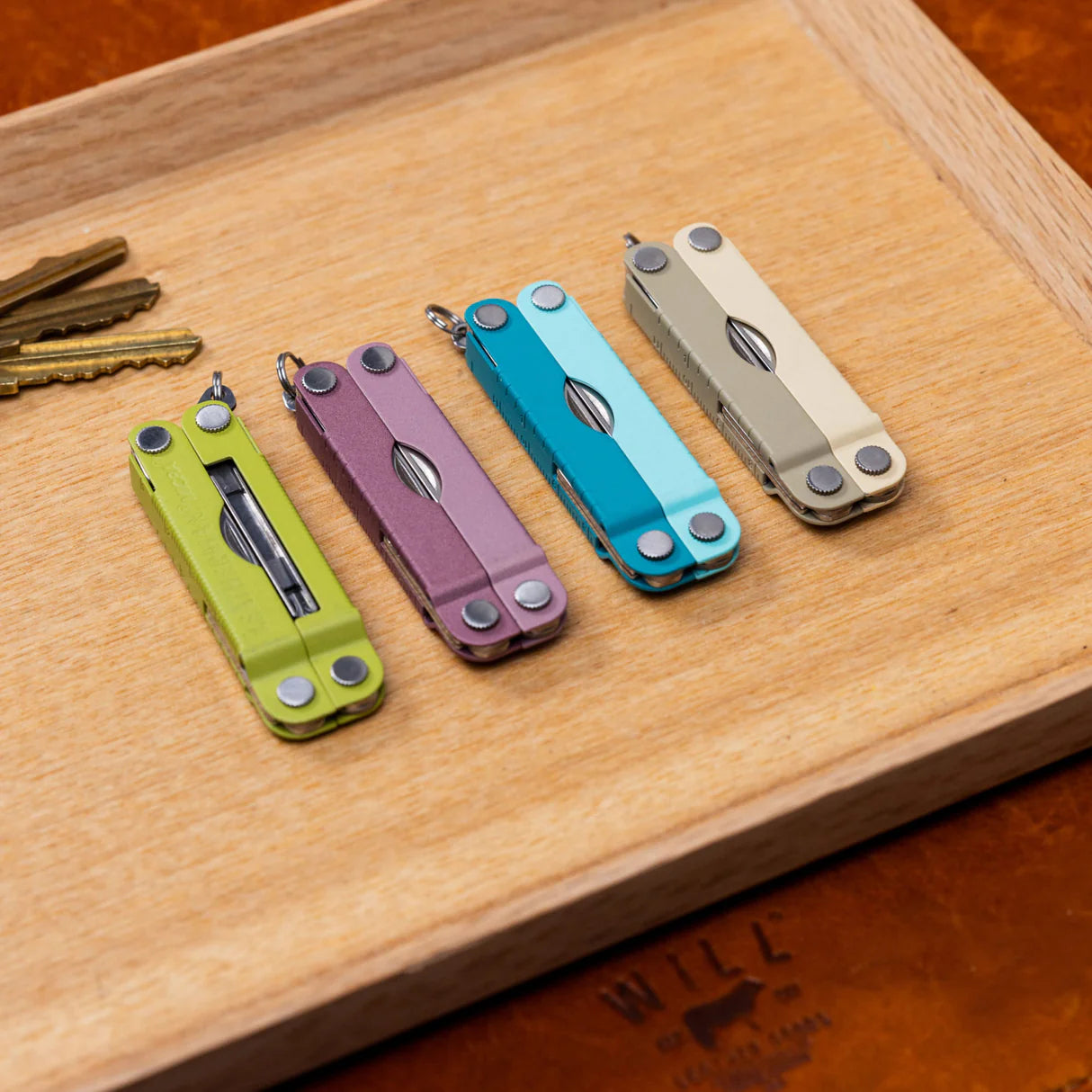 Leatherman Micra Jet Black/Parakeet/Heathered Blush/Edelstahl – Kompaktes Multi-Tool mit Schere für Schlüsselbund & Alltag Leatherman