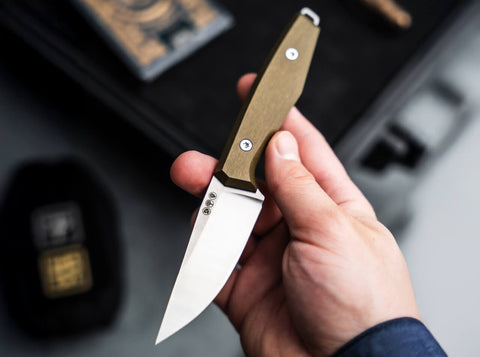 Böker Daily Knives AK1 Droppoint MagnaCut Gold – EDC Fixed Blade, Aluminium Griff, Made in Solingen