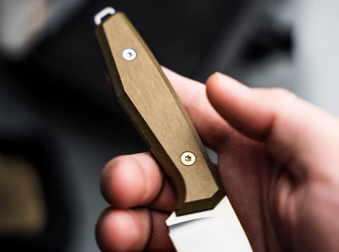 Böker Daily Knives AK1 Droppoint MagnaCut Gold – EDC Fixed Blade, Aluminium Griff, Made in Solingen