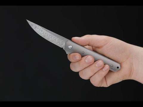 Böker Plus Kwaiken Flipper Damast – Titan-Taschenmesser von Lucas Burnley