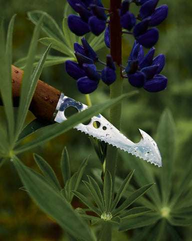 Marttiini Kräutermesser Kerääjä – Edelstahlklinge mit Lochungen, Birkengriff & Lederscheide