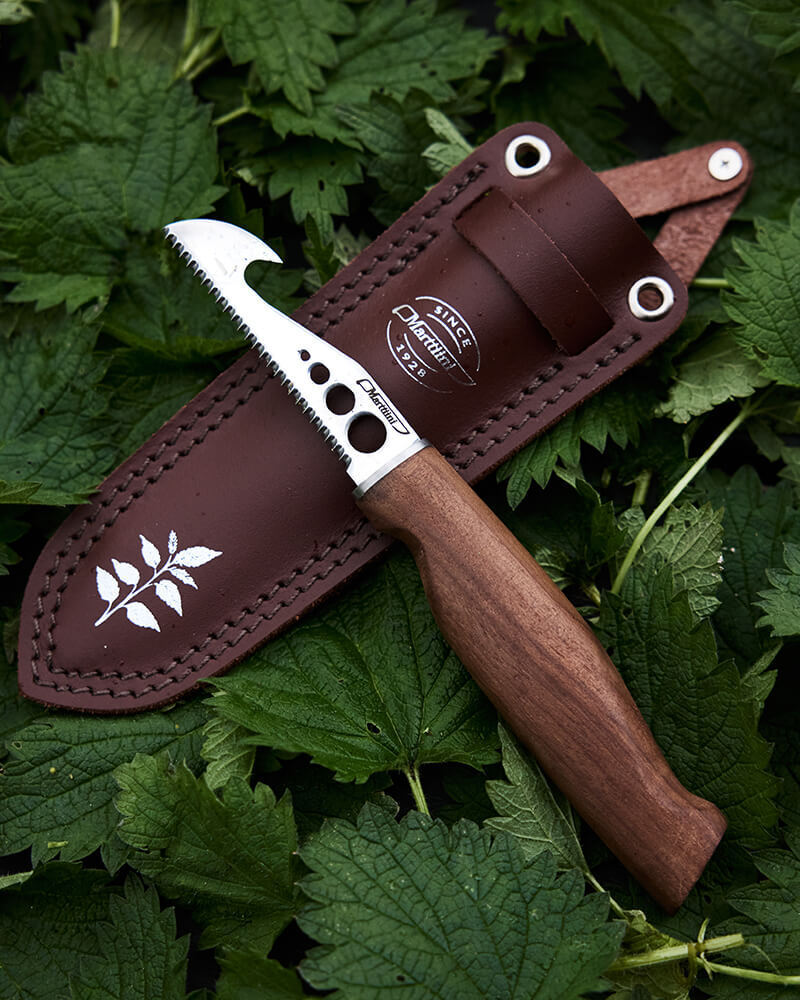 Marttiini Kräutermesser Kerääjä – Edelstahlklinge mit Lochungen, Birkengriff & Lederscheide