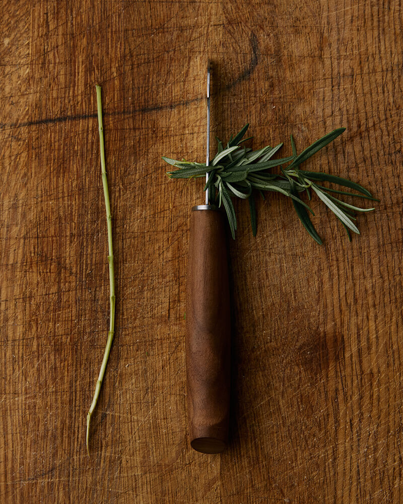 Marttiini Kräutermesser Kerääjä – Edelstahlklinge mit Lochungen, Birkengriff & Lederscheide