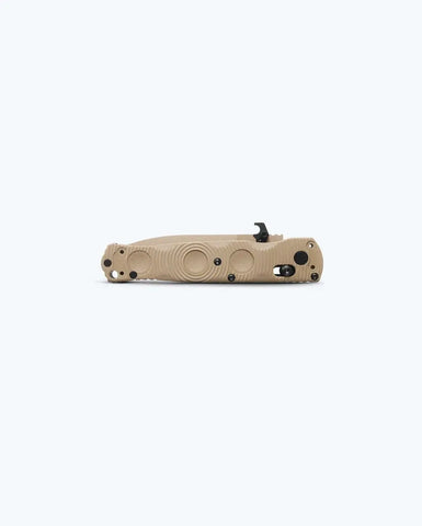 Benchmade 393SSN-01 Mini SOCP Folder Sand – sandfarbener Griff in der Nahaufnahme