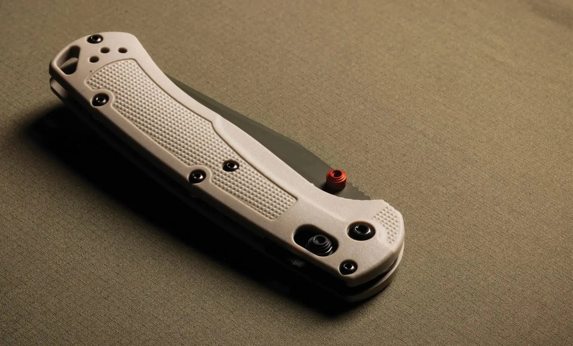 Benchmade 15536GN-01 Taggedout – Tan Grivory, Elmax, AXIS Lock, SelectEdge® Benchmade